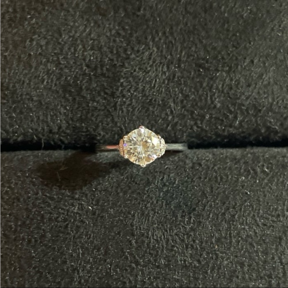 Lovely GRA Certified 1.0 Carat White Moissanite Diamond Ring Queen Design Size 6